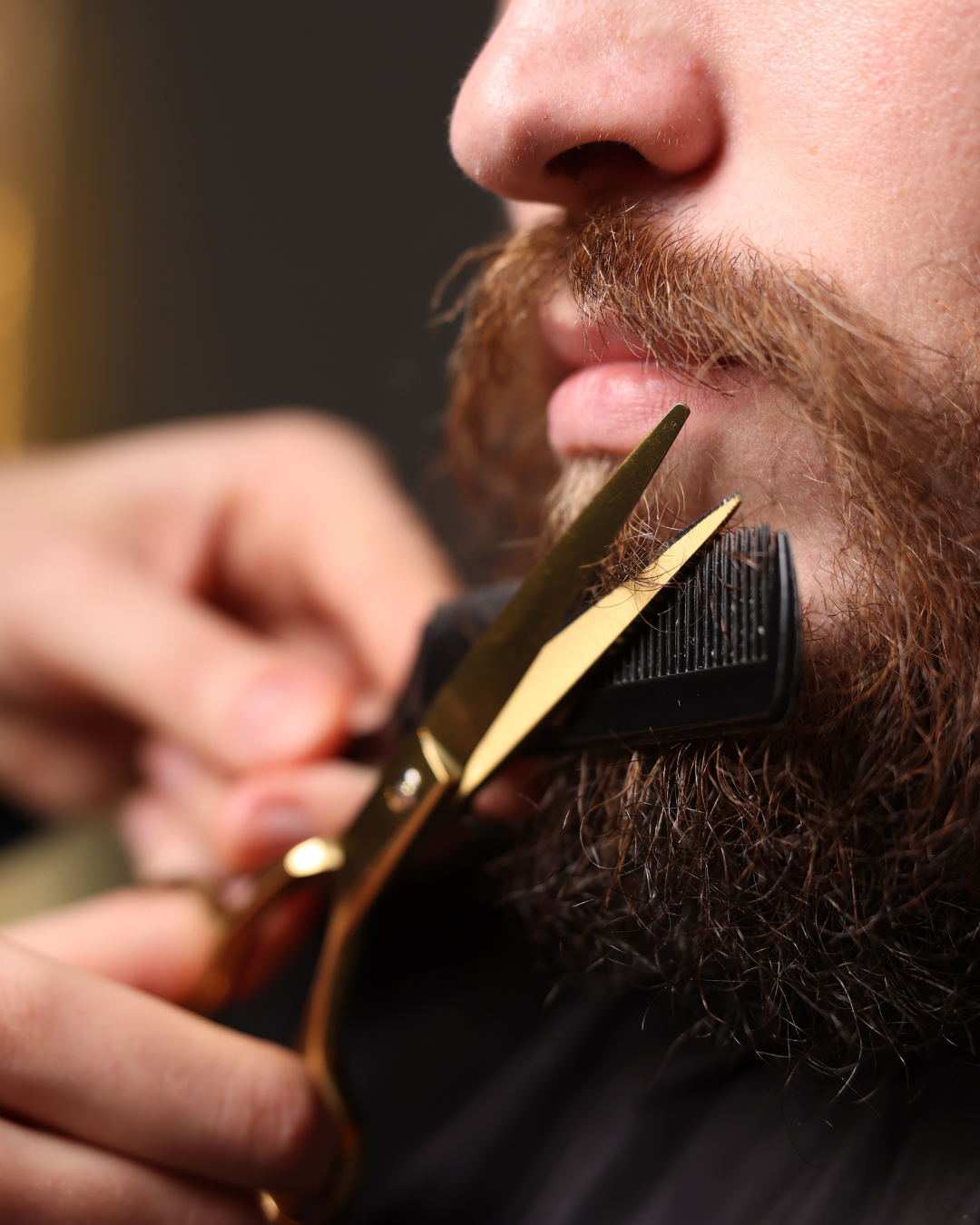Aparo de barba com tesoura dourada e pente