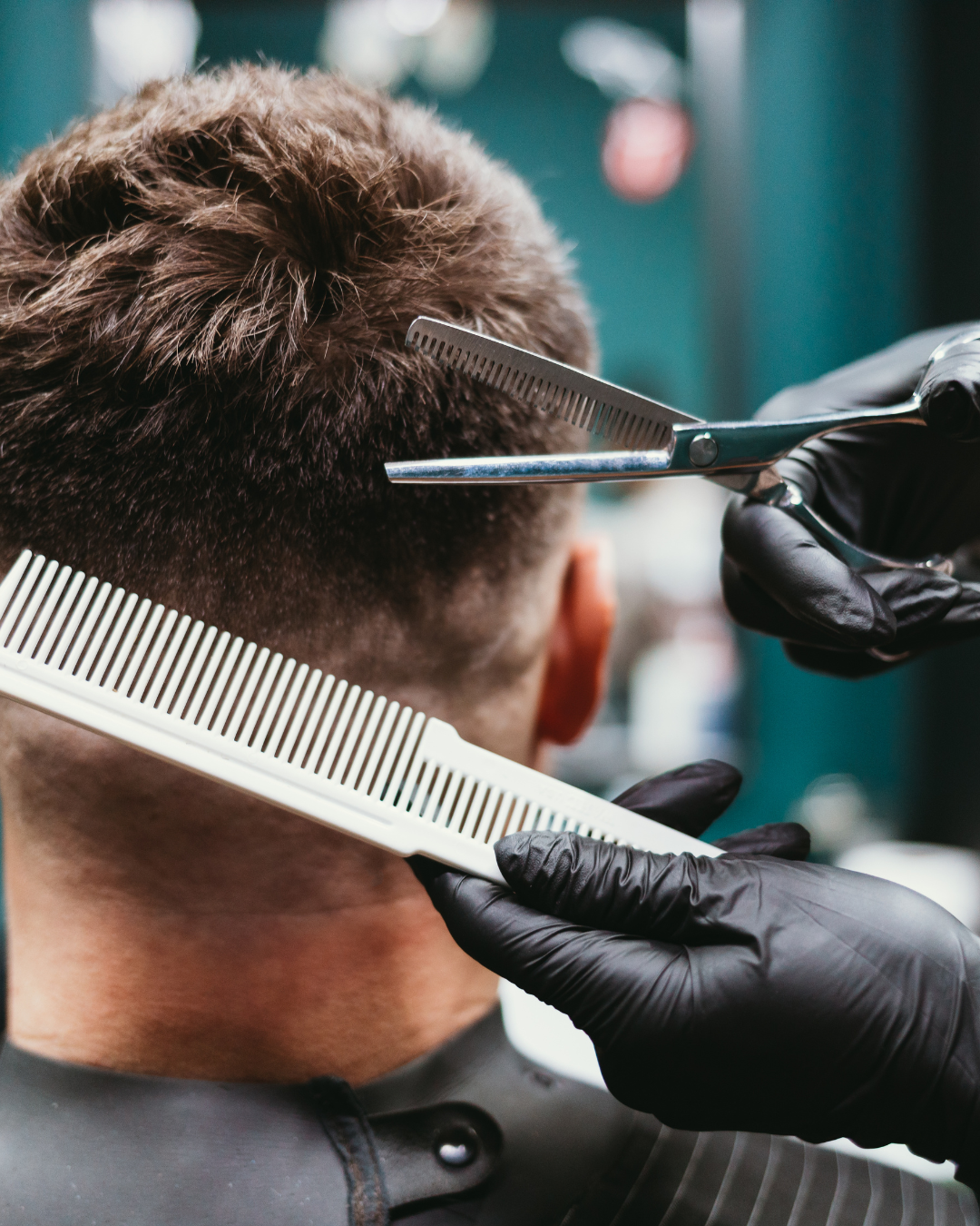 Corte masculino com tesoura de desbaste e pente