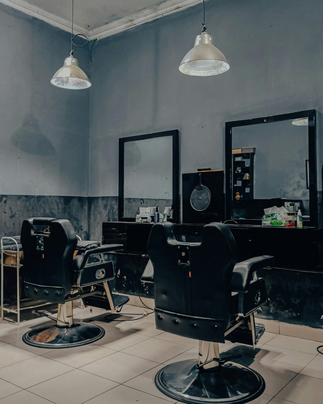 Interior clássico de barbearia com duas cadeiras e espelhos